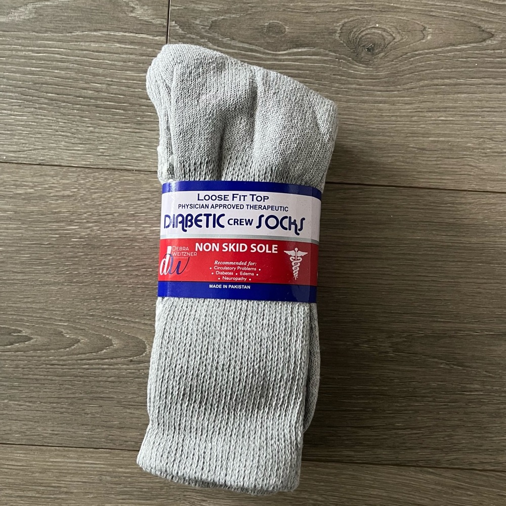 NWT Diabetic 3 Pack Slip Resistant Socks in Gray Size Large